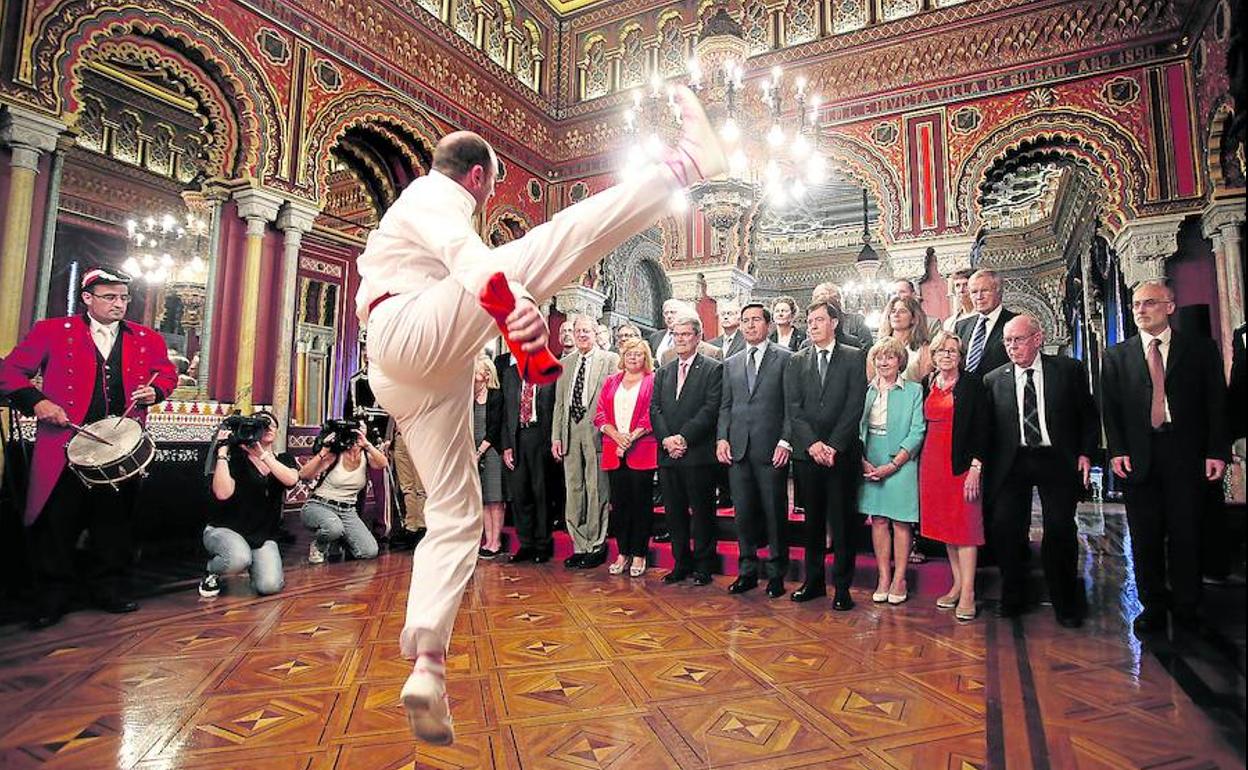 Un dantzari baila un aurresku en honor de los premiados en el Salón Árabe, donde fueron recibidos por Juan Mari Aburto.