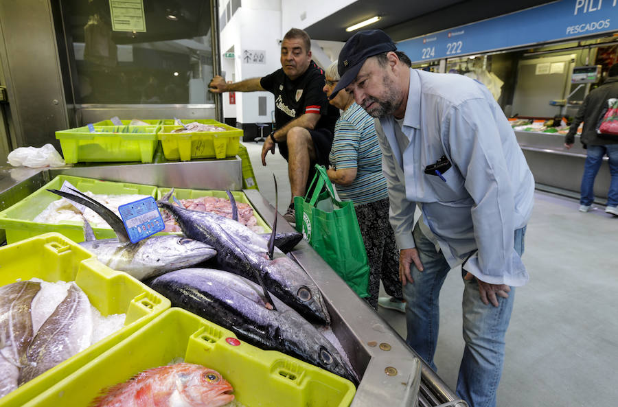 Los ejemplares, todavía de pequeño tamaño, eran colocados con mimo por los comerciantes