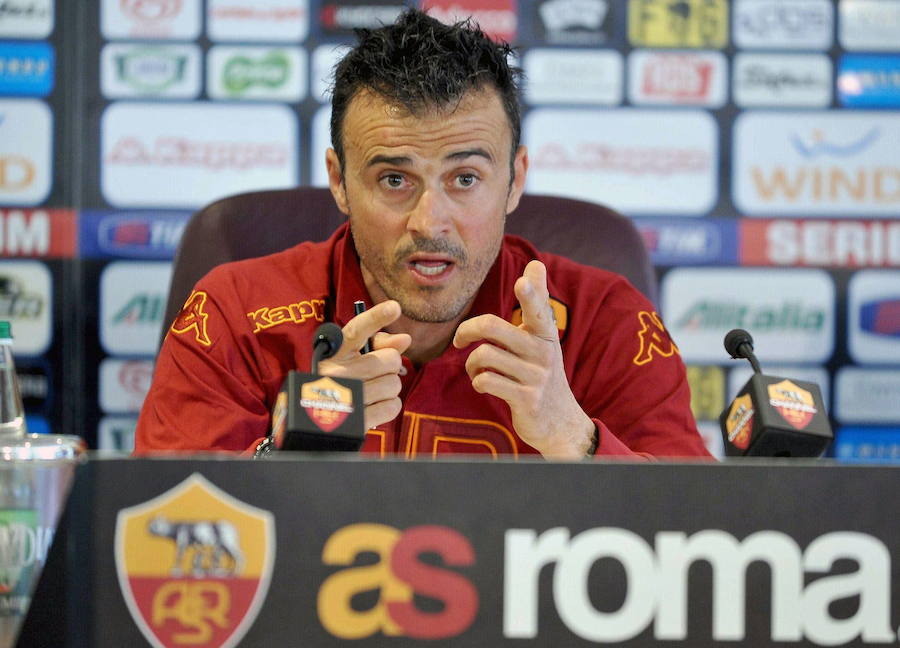 Luis Enrique atiende a la prensa como entrenador del AS Roma. 