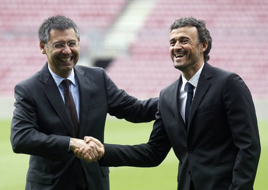 Luis Enrique da un apretón de manos a Josep Maria Bartomeu tras firmar su contrato como entrenador del Barcelona.