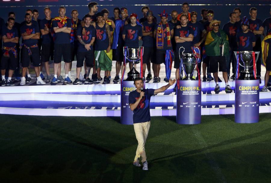 Luis Enrique da un discurso en el Camp Nou durante la celebración de la Champions.