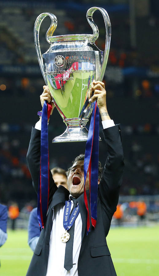 Luis Enrique alza la copa de la Champions.