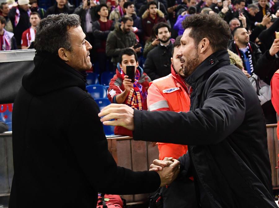 Luis Enrique saluda al Cholo Simeone en el Vicente Calderón.