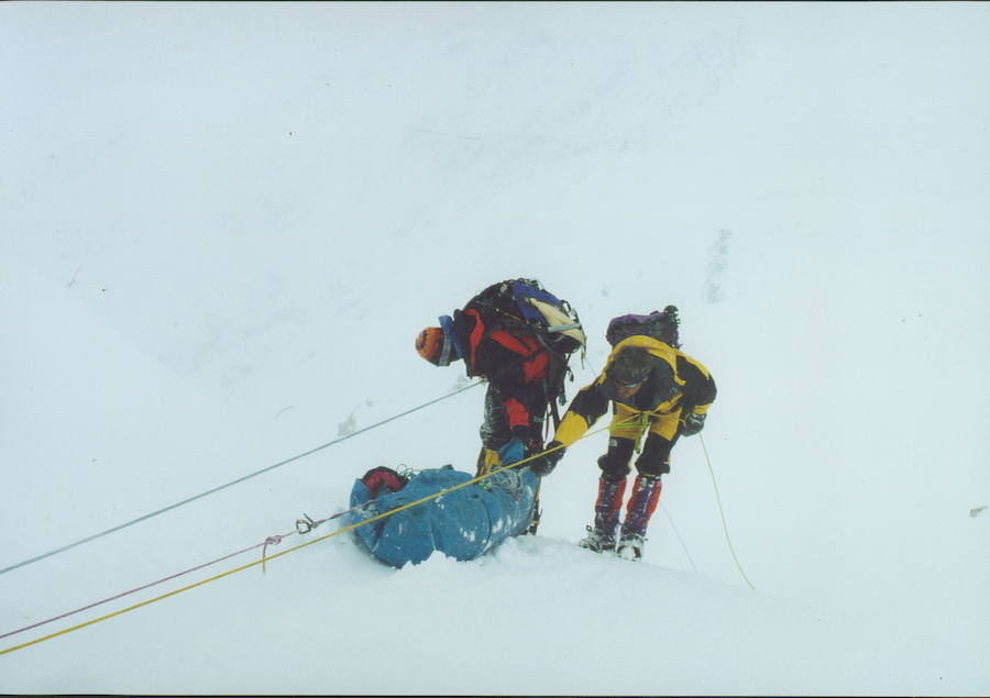 El escalador bilbaíno Agustín López es descendido en camilla por el alemán Robert Ralk y otro alpinista. 