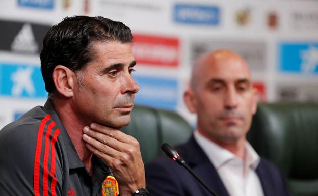 Fernando Hierro comparece junto a Luis Rubiales en Krasnodar. 