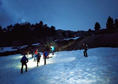 Imagen secundaria 1 - El refugio de la Renclusa a las 5.15 de la mañana. A continuación, los primeros montañeros en salir hacia la cima. Finalmente, última señal que indica la ruta hacia la cima.