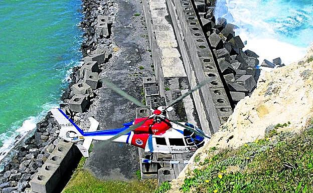Un helicóptero de la Ertzaintza sobrevuela la zona de La Galea en una fotografía de archivo.