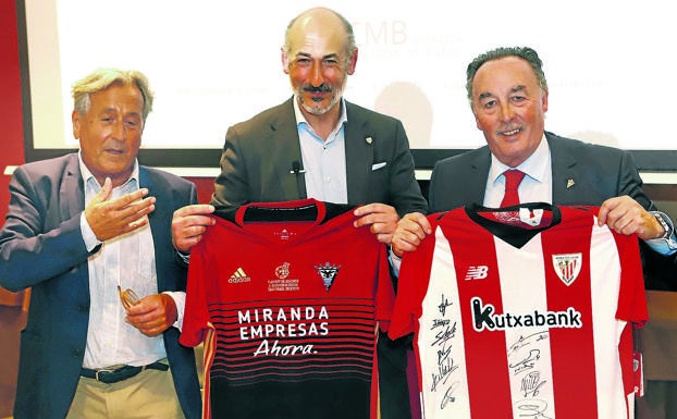 Jesús Fernández Urbina, el organizador del evento, junto a Aitor Elizegui y Alfredo de Miguel, presidente del Mirandés.