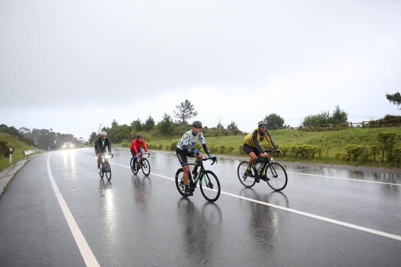 El ciclista vizcaíno, a su paso por San Juan de Gaztelugatxe. 