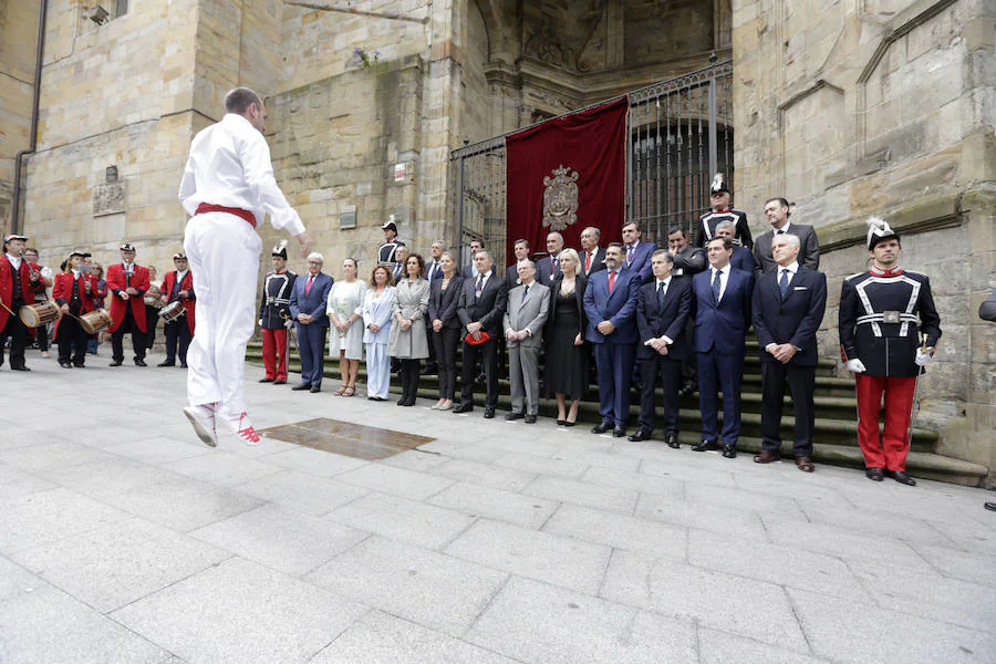 Los nuevos cónsules, autoridades e invitados presencian el aurresku de honor en San Antón.