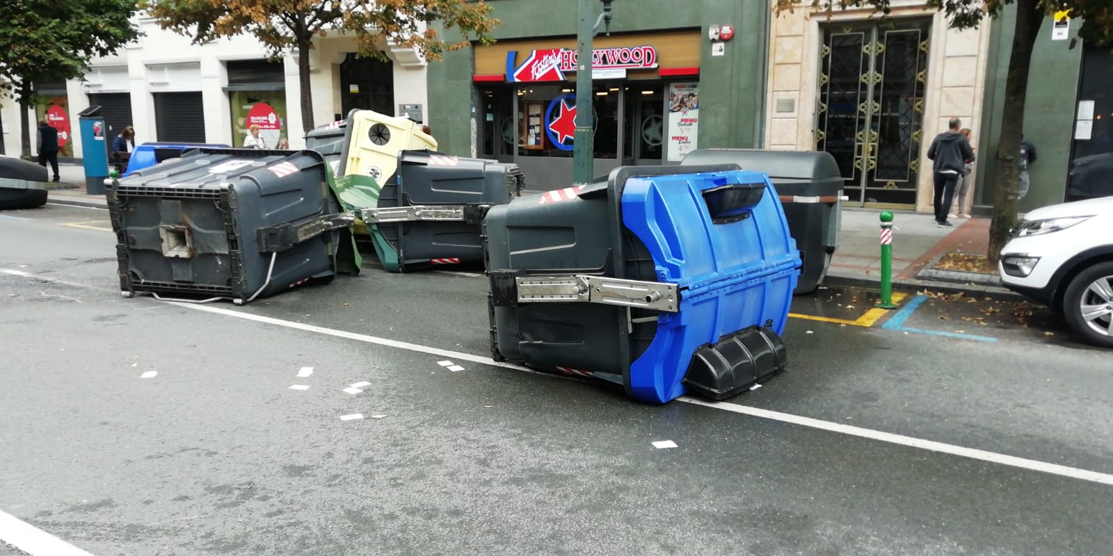 Varios contenedores han sido volcados al paso de la marcha. 