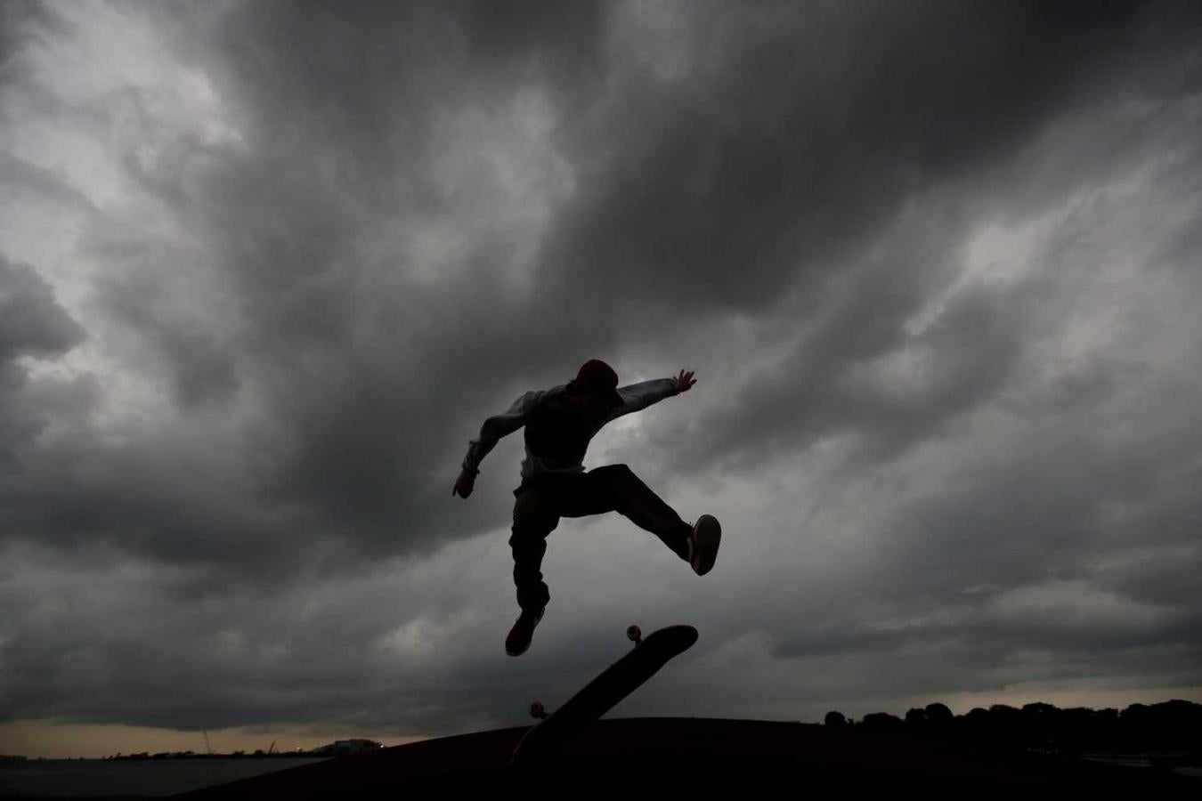 Un joven en un practica skate en Panamá 