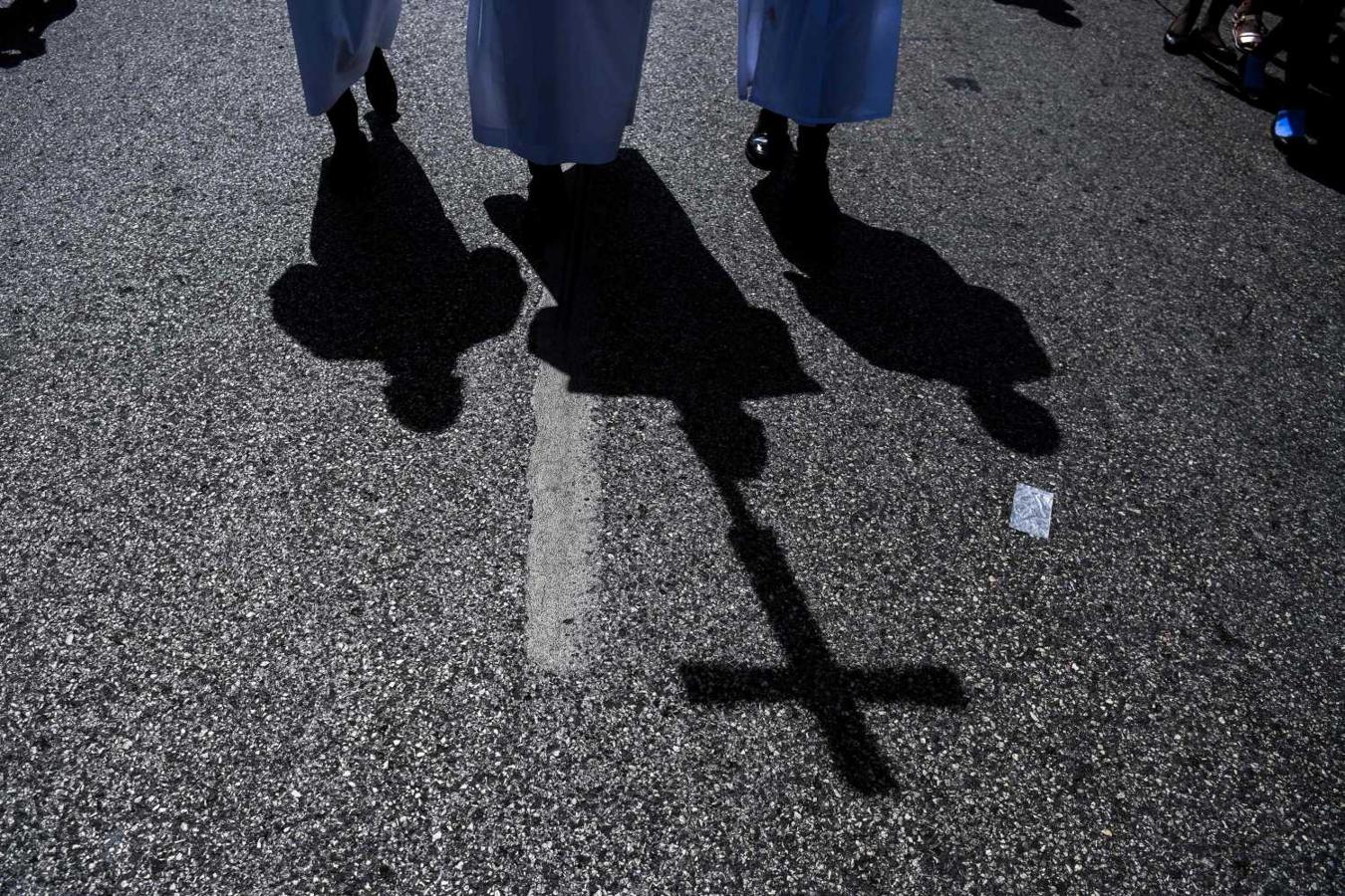 Monaguillos en la Fiesta de Dios (Precesión de la Fete Dieu) para conmemorar la celebración del Corpus Christi, en Puerto Príncipe