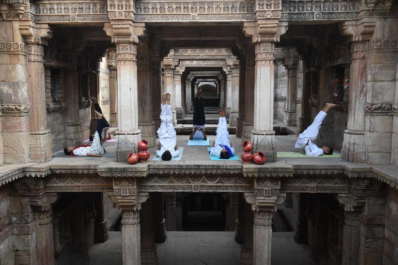 Practicantes de yoga de la India en una sesión en el Día Internacional del Yoga en Adalaj