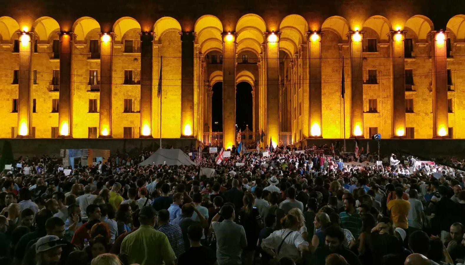 Manifestantes frente al parlamento georgiano en Tbilisi, antes de intentar asaltarlo 