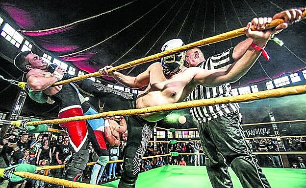 'El matador español' le propina una patada al luchador francés en el segundo combate de la tarde del espacio Rat Hole.