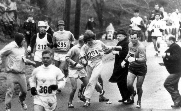 Imagen principal - Switzer arriba, en la Maratón de Boston. Sobre estas líneas la nadadora Ederle y la tenista Cooper. 