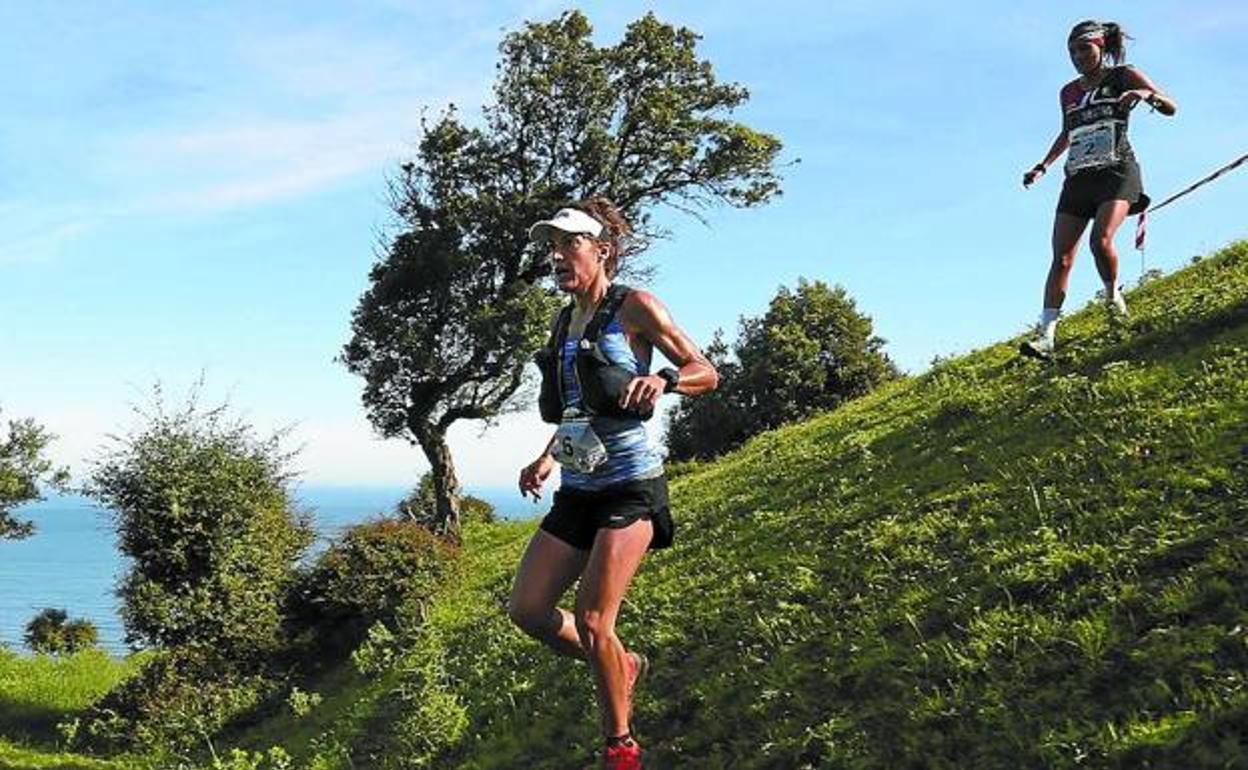Sandra Sevillano y Vanessa Peláez corren entre el mar y la montaña en la Flysch Zumaia Trail. L. M. 