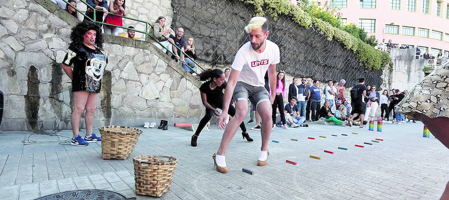 Gymkana de tacones celebrada en el muelle Marzana.