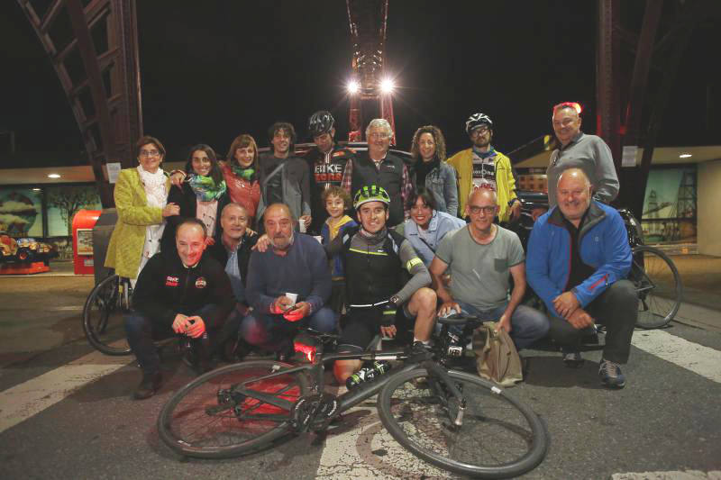 Igor Antón con su familia y amigos tras completar el reto.