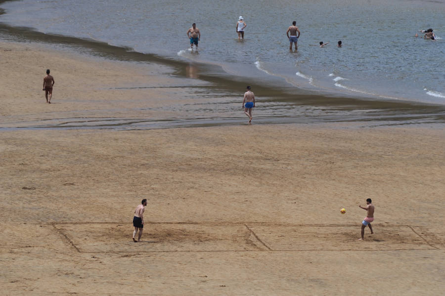 Fotos: Jornada de playa en el estreno del verano en Bizkaia