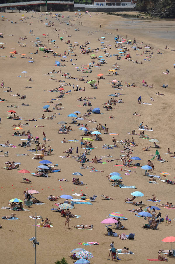 Fotos: Jornada de playa en el estreno del verano en Bizkaia
