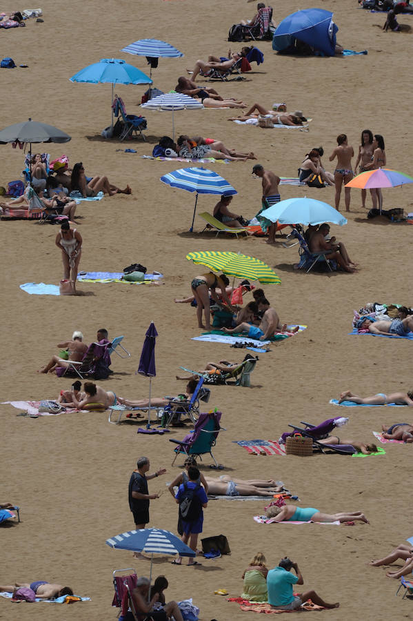 Fotos: Jornada de playa en el estreno del verano en Bizkaia