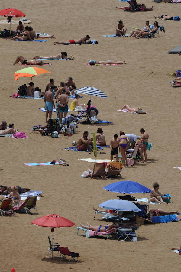 Fotos: Jornada de playa en el estreno del verano en Bizkaia