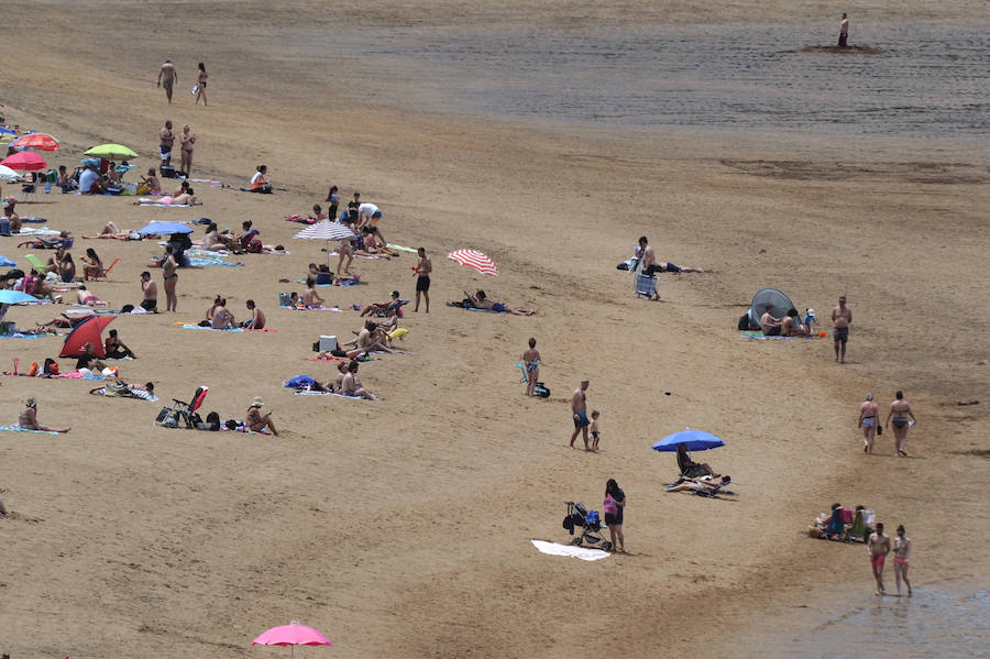 Fotos: Jornada de playa en el estreno del verano en Bizkaia