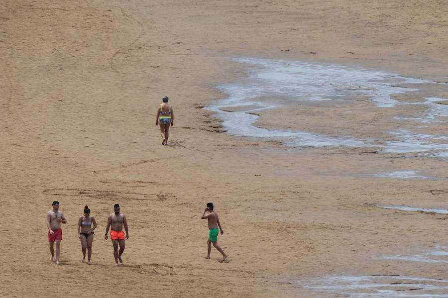 Fotos: Jornada de playa en el estreno del verano en Bizkaia