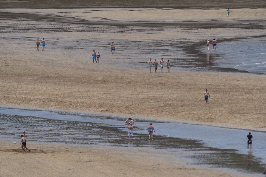 Fotos: Jornada de playa en el estreno del verano en Bizkaia