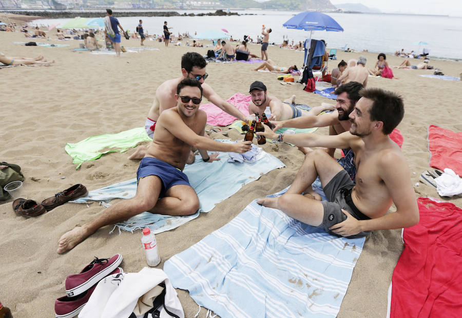 Fotos: Jornada de playa en el estreno del verano en Bizkaia