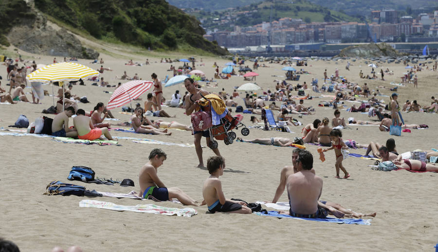 Fotos: Jornada de playa en el estreno del verano en Bizkaia