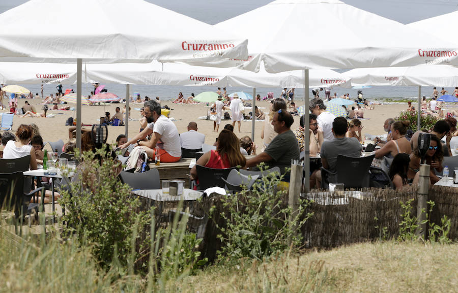 Fotos: Jornada de playa en el estreno del verano en Bizkaia