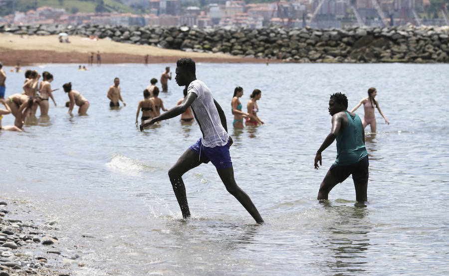 Fotos: Jornada de playa en el estreno del verano en Bizkaia