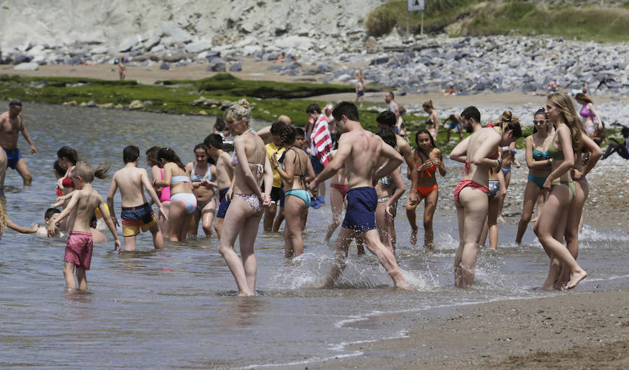 Fotos: Jornada de playa en el estreno del verano en Bizkaia