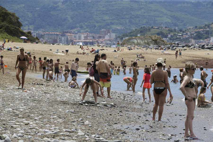 Fotos: Jornada de playa en el estreno del verano en Bizkaia