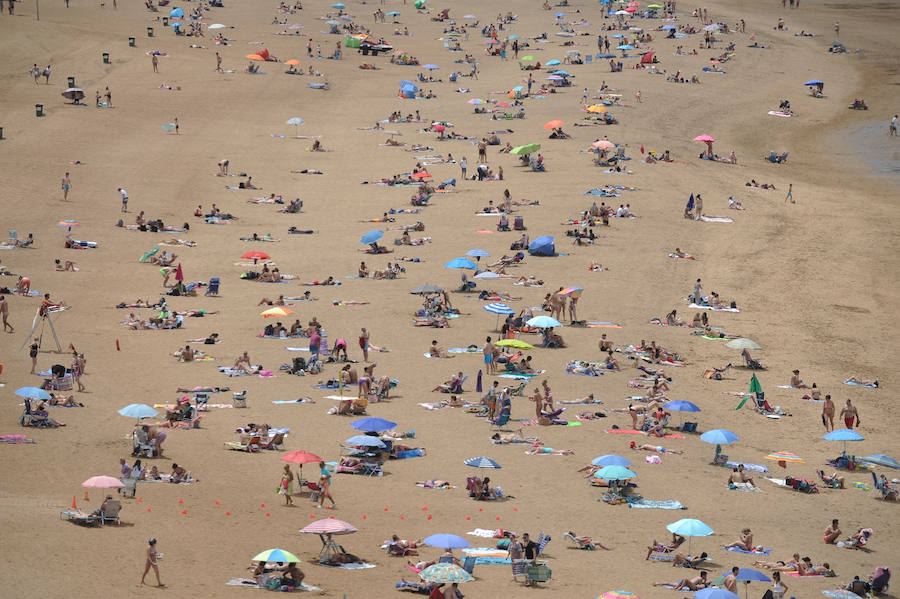 Fotos: Jornada de playa en el estreno del verano en Bizkaia
