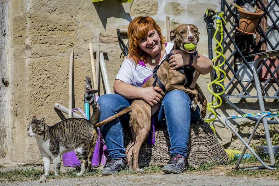 La veterinaria María González y su pareja cuidan de cabras, gallinas, gatos y burros rescatados en su refugio de Ribera Alta