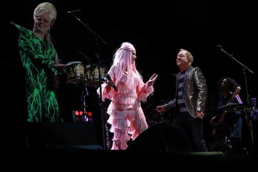 Los tres vocalistas de la banda estadounidense The B-52s Cindy Wilson, Kate Pierson y Fred Schneider, durante su actuación en el Azkena. 