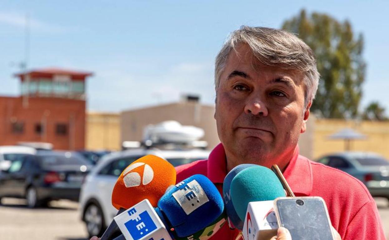 El abogado de La Manada, Agustín Martínez, atiende a los medios este sábado ante la prisión Sevilla I, tras intentar visitar sin éxito a los cinco condenados.
