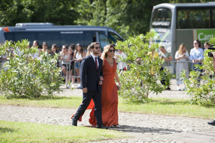 La 'influencer' y el empresario Pablo Castellano se casaron ante centenares de curiosos en la Colegiata de Castañeda