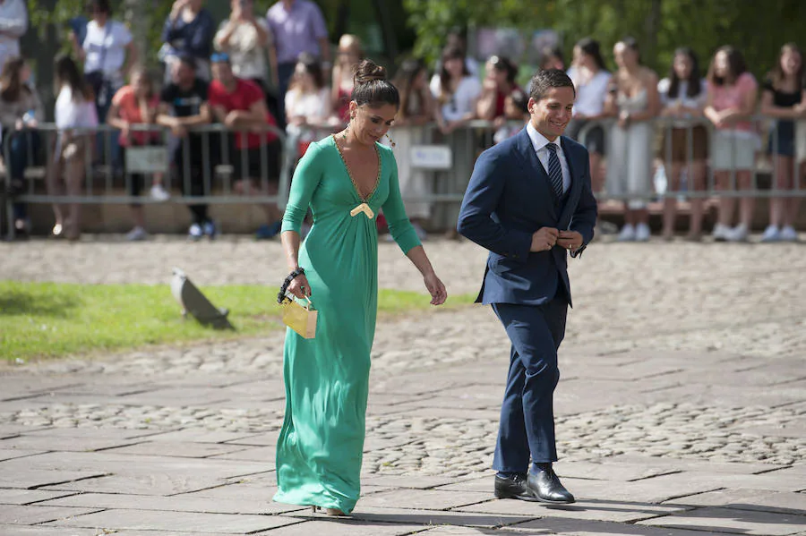 La 'influencer' y el empresario Pablo Castellano se casaron ante centenares de curiosos en la Colegiata de Castañeda