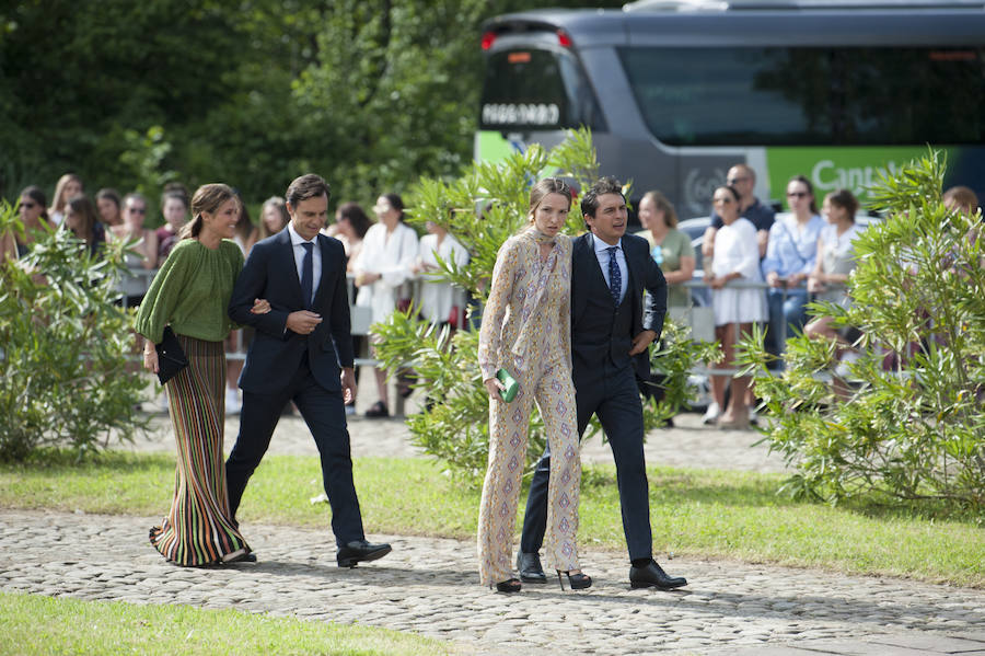 La 'influencer' y el empresario Pablo Castellano se casaron ante centenares de curiosos en la Colegiata de Castañeda