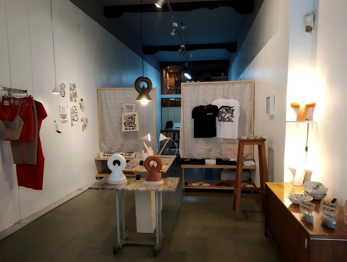 La moda es el nexo de unión entre la bisutería y la decoración 'minimal' en cerámica de Sutan, la firma de Cristina Peraile, Mar de Dios y Urotz Deusto