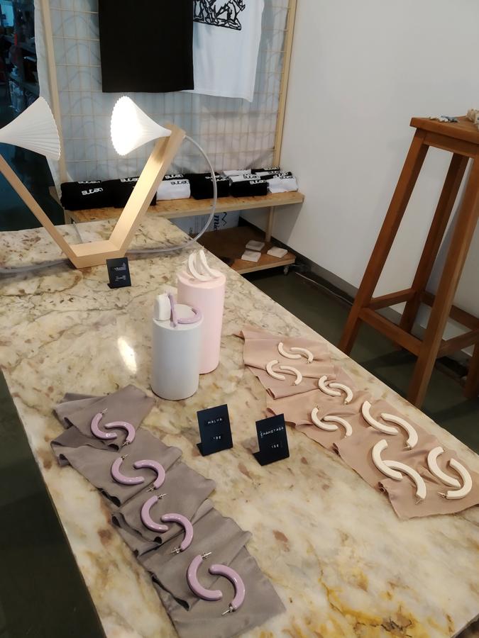 La moda es el nexo de unión entre la bisutería y la decoración 'minimal' en cerámica de Sutan, la firma de Cristina Peraile, Mar de Dios y Urotz Deusto