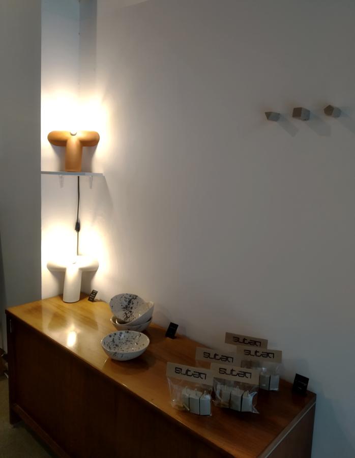 La moda es el nexo de unión entre la bisutería y la decoración 'minimal' en cerámica de Sutan, la firma de Cristina Peraile, Mar de Dios y Urotz Deusto