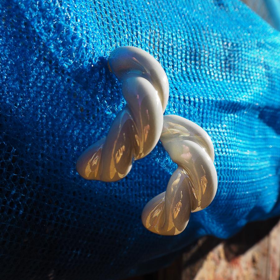 La moda es el nexo de unión entre la bisutería y la decoración 'minimal' en cerámica de Sutan, la firma de Cristina Peraile, Mar de Dios y Urotz Deusto