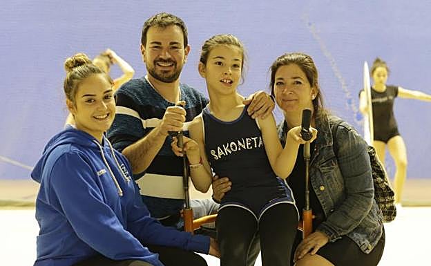 Imagen. Eider Atxalandabaso junto a sus padres y su entrenadora, Itziar Mena.
