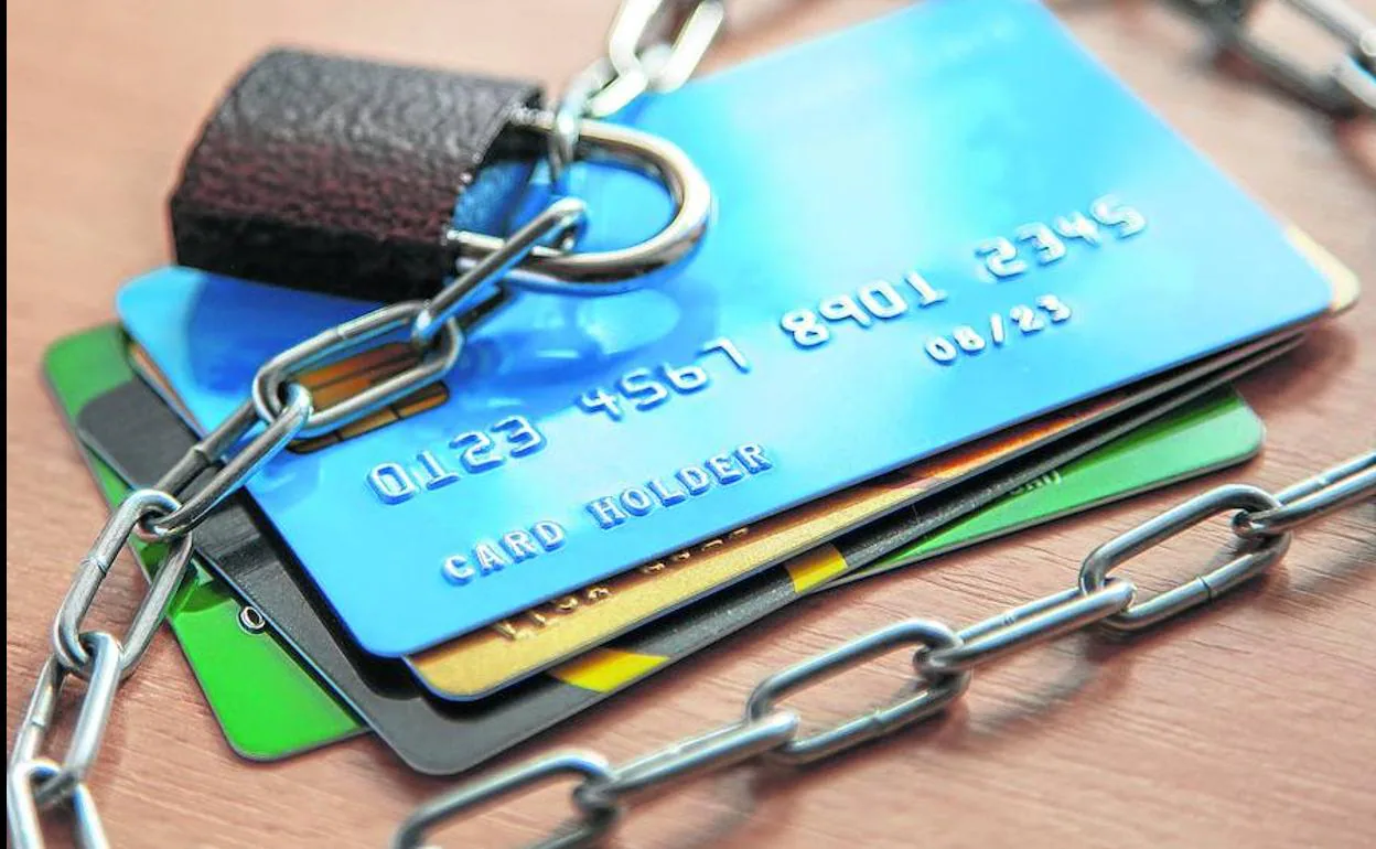 Ofensiva de los bufetes antibanca contra la usura en las tarjetas de crédito